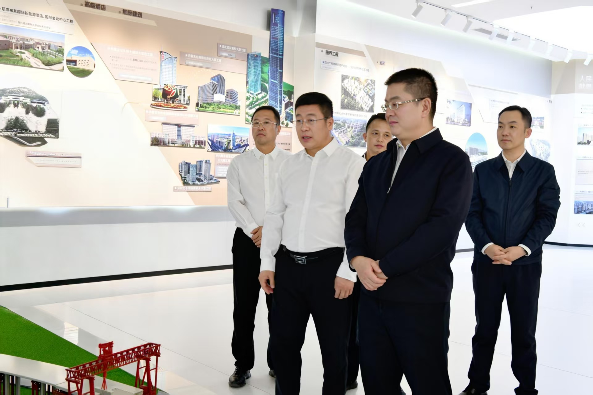 李仲泽参观中国二冶企业展厅