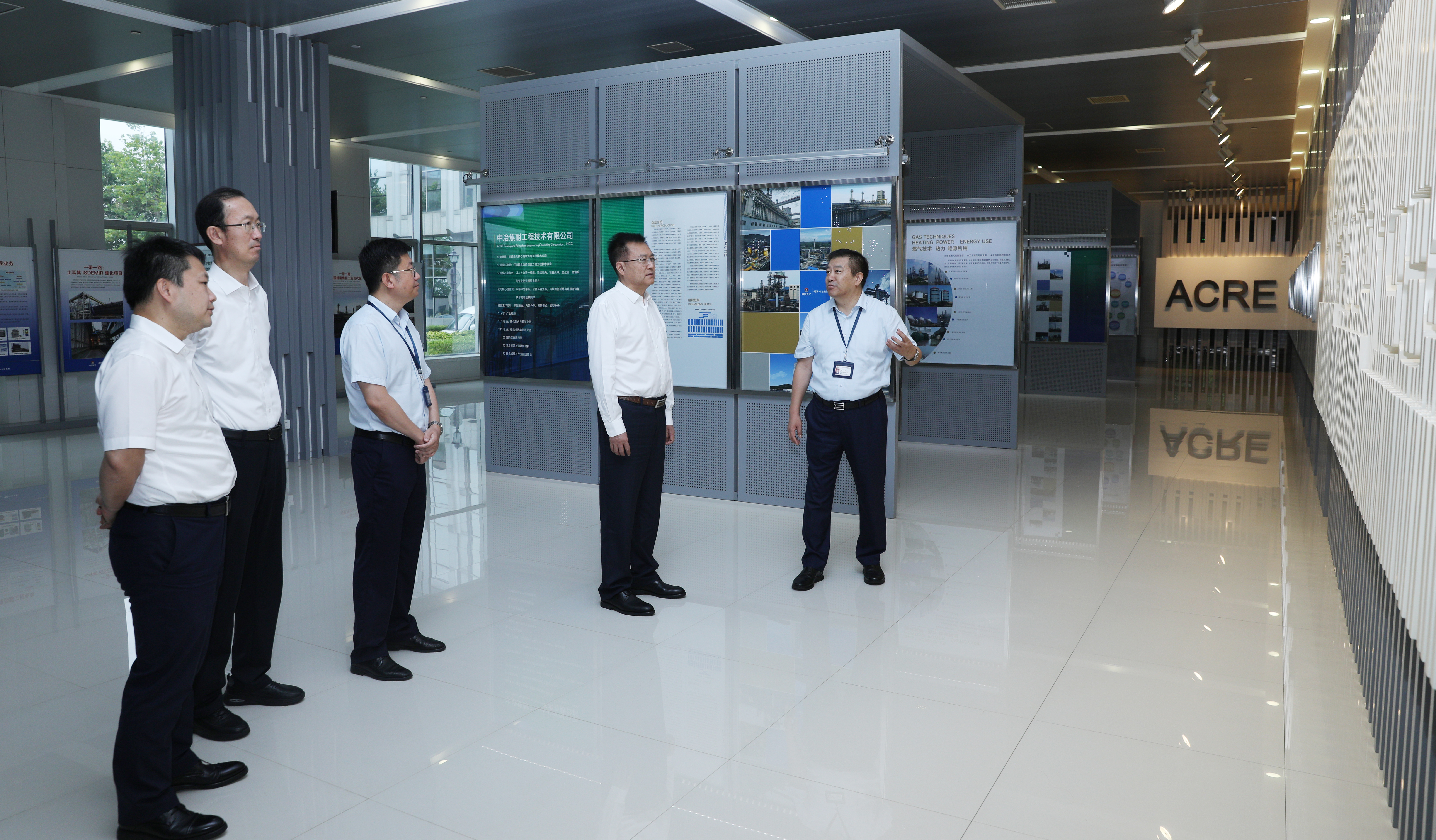 陈阳参观中冶焦耐企业展厅